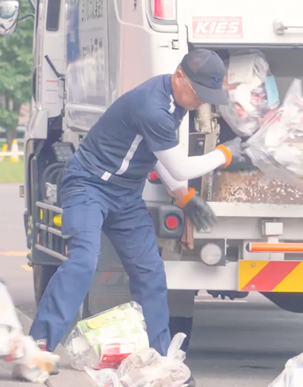男性従業員の作業風景