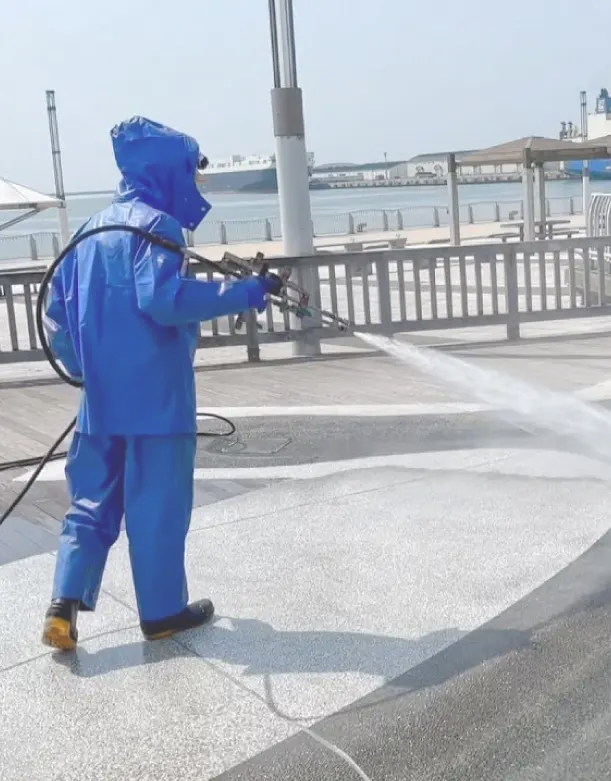 従業員が作業を行っている風景