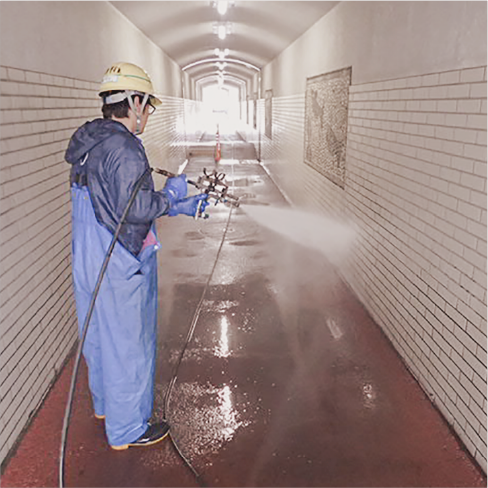 清掃・洗浄の作業風景