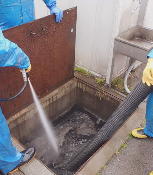 ピット清掃の作業風景