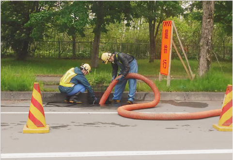 雨水桝清掃の作業風景
