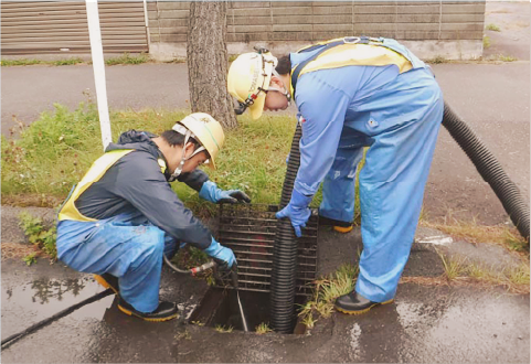 雨水桝清掃の作業風景"