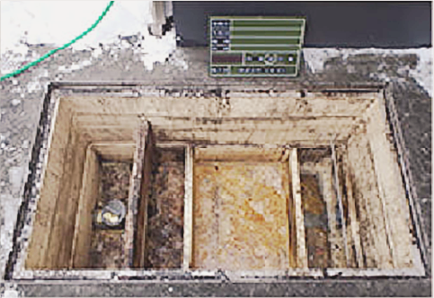 グリストラップ清掃前の作業風景