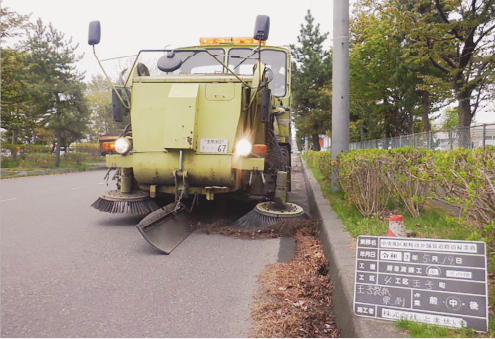 路面清掃作業中の作業風景