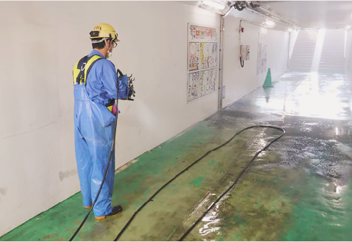 地下道清掃の作業風景