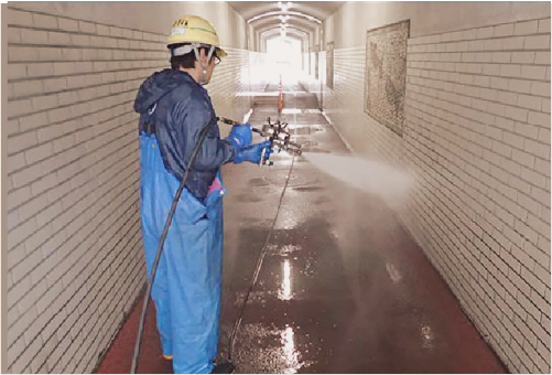 アンダーパス清掃の作業風景