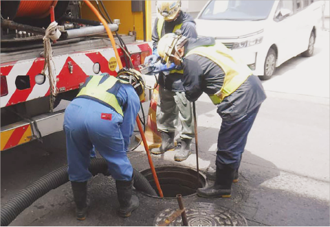 グリストラップ清掃前の作業風景