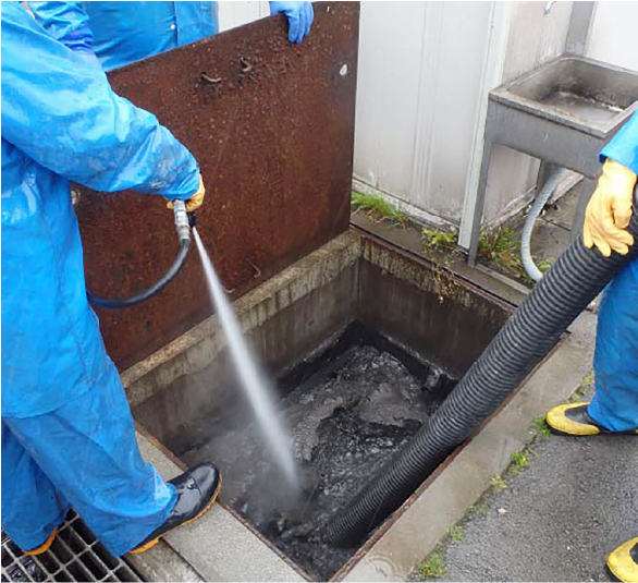 清掃・洗浄の作業風景