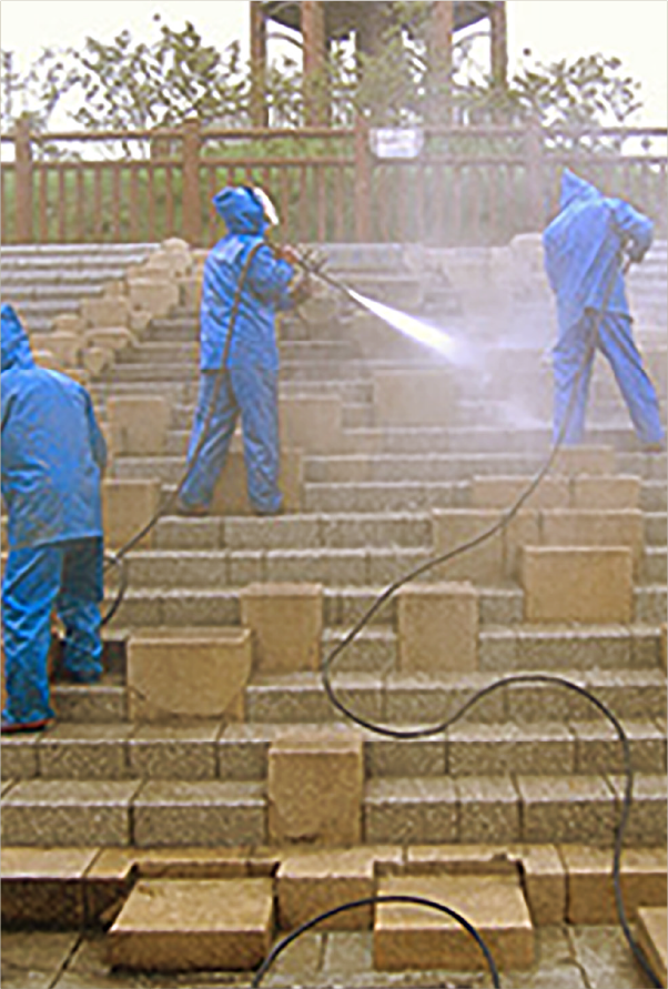 清掃・洗浄の作業風景